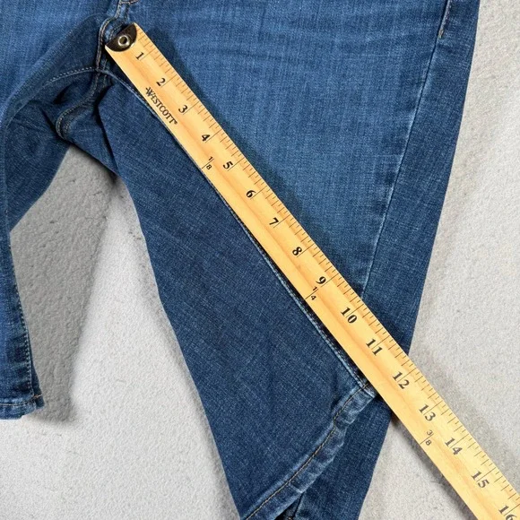 Levi Strauss & Co Womens Classic Bermuda Shorts Blue Denim Size 30 Medium Wash - Picture 6 of 15